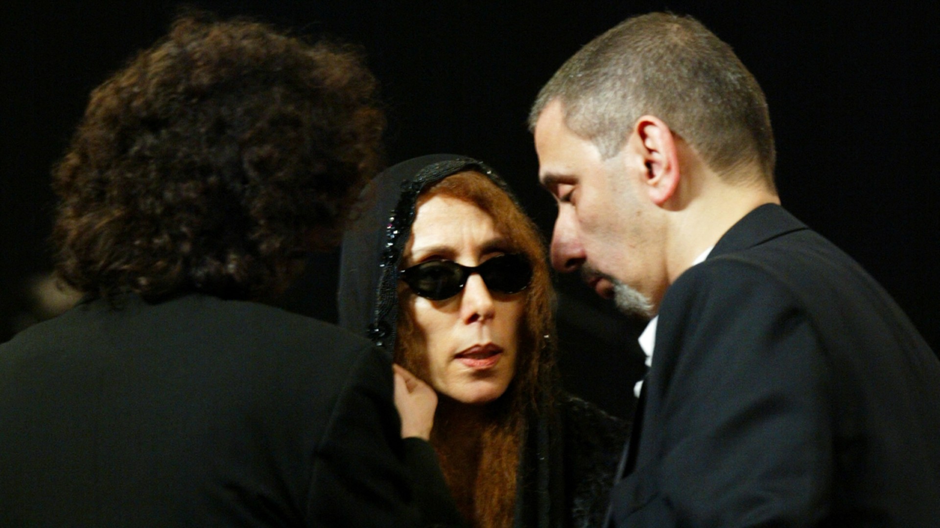 Lebanese diva Fairuz (C) talks to her son, composer Ziad Rahbani (R), and Armenian conductor Karen Durgarian during rehearsals prior to their Dubai concert on 23 January, 2003 (AFP)