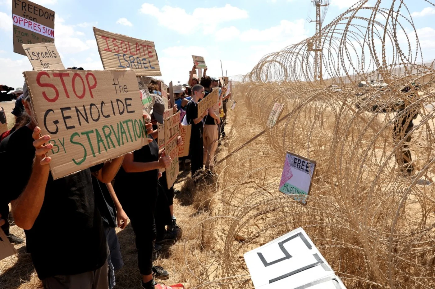 Left-wing Israeli activists demonstrate along the border with the Gaza Strip, calling for an end to the war, on 19 September 2025 (Jack Guez/AFP)