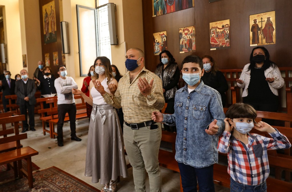 Des chrétiens libanais assistent à la messe du dimanche de Pâques en l’église Notre-Dame de la Protection, dans l’est de la capitale Beyrouth, le 4 avril 2021 (AFP/Anwar Amro)