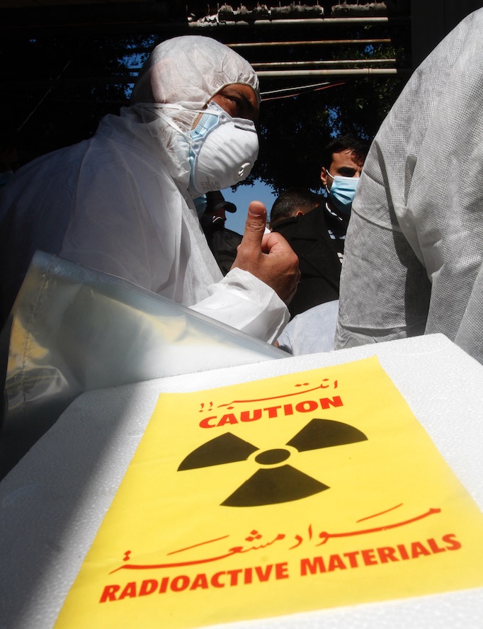 Des membres de la Commission libanaise de l'énergie atomique transportent des matières radioactives pour les traiter à la suite de l'explosion du port de Beyrouth, le 29 mars 2021 (AFP) 