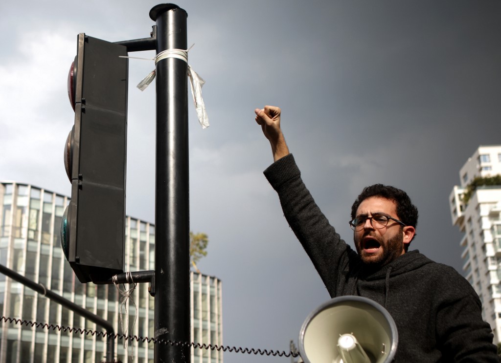Un jeune libanais participe à une manifestation contre une élite politique accusée de corruption et d’incompétence, dans le centre-ville de Beyrouth, le 17 janvier 2020 (AFP)