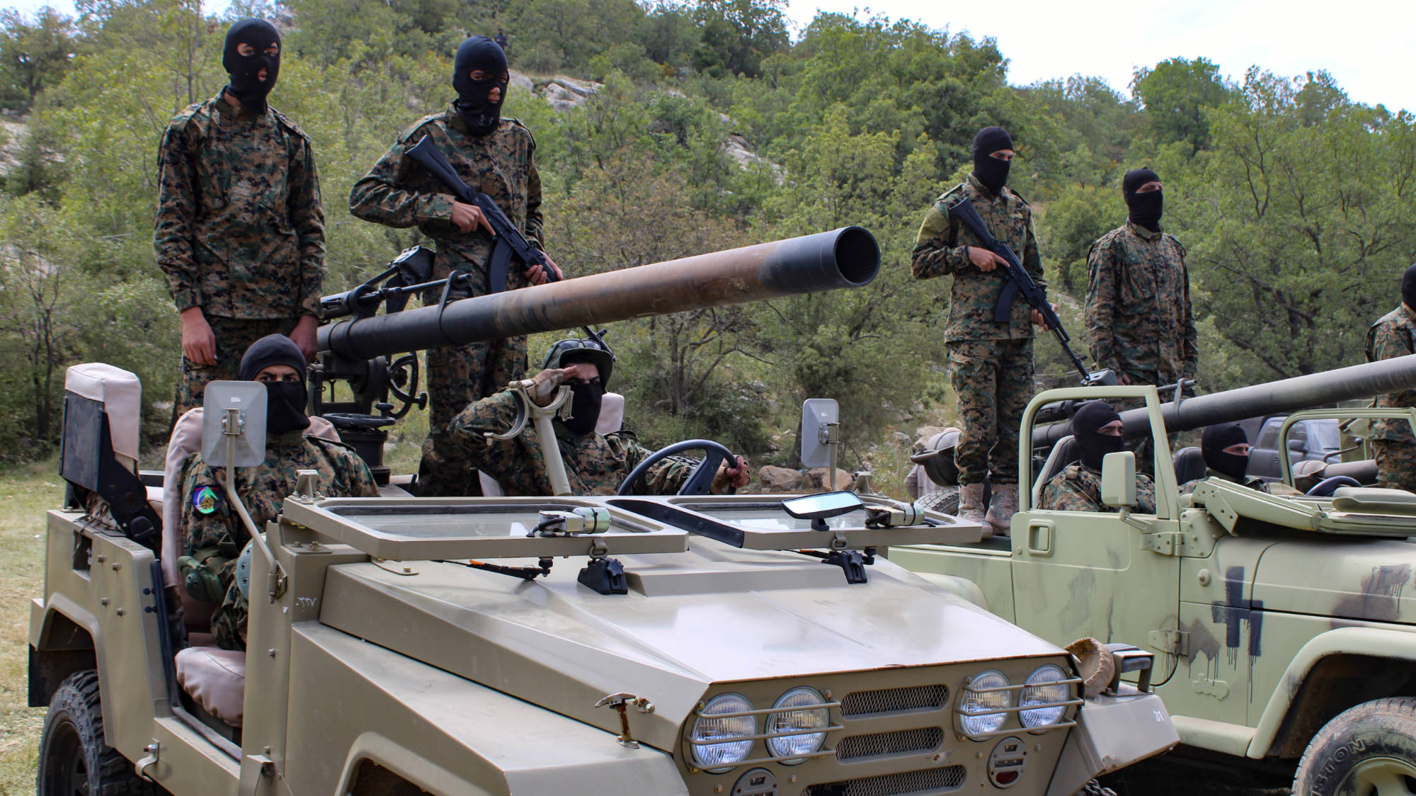 Les combattants du Hezbollah autour de canons sans recul de type M40 106 mm (MEE/Hanna Davis)