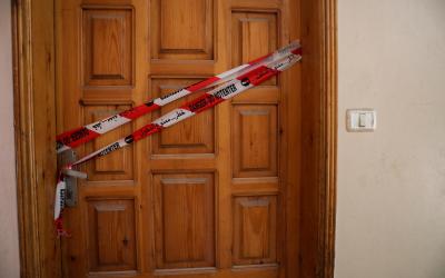 Un ruban d’avertissement laissé par les démineurs barre une porte de la maison de la famille al-Rantissi, dans l’ouest de Gaza (MEE/Mohammad al-Hajjar)