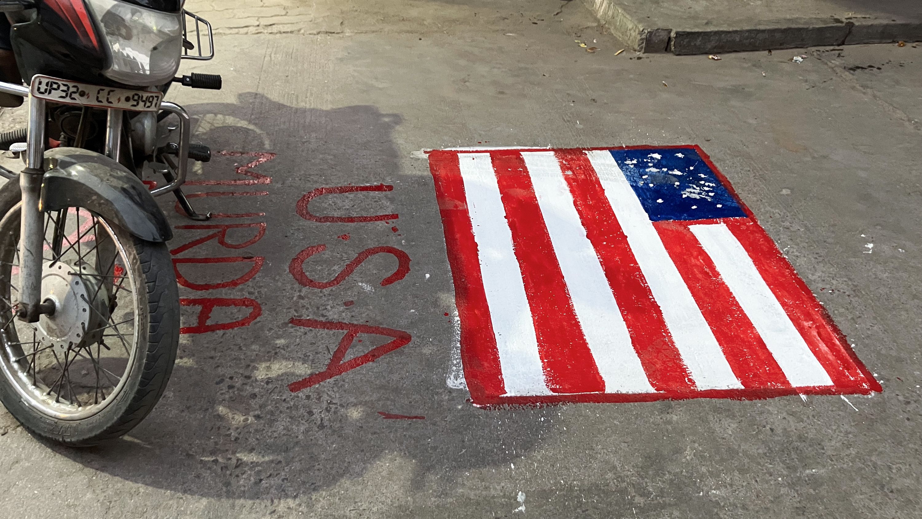An American flag mural on the streets of Lucknow with the words 'Death to America' (Jakab Thorpe/MEE)