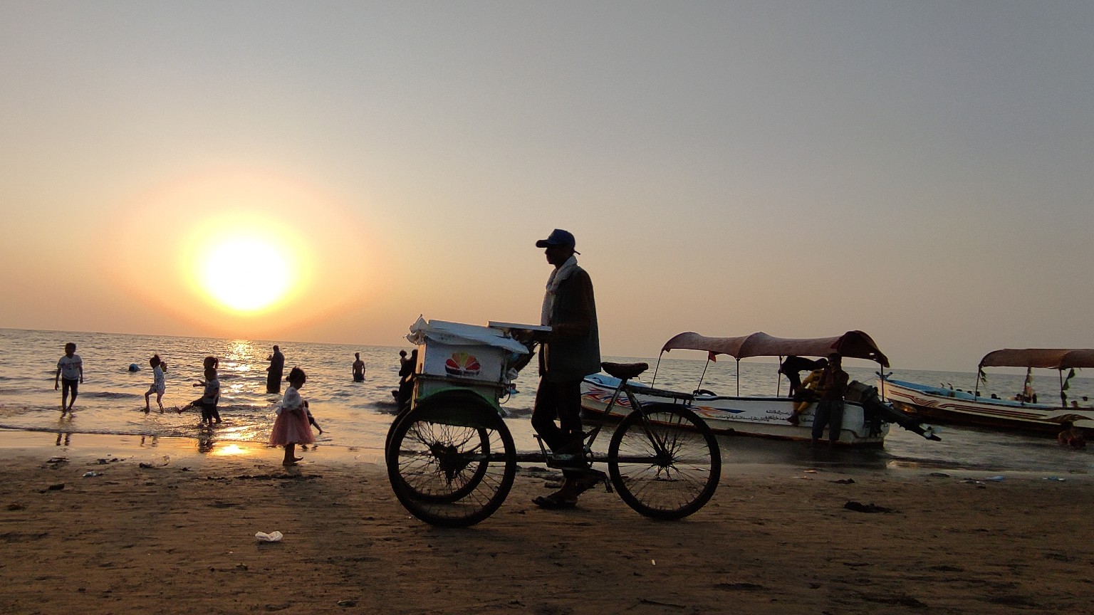 A vendor sells treats on a Hodeidah beach (MEE)