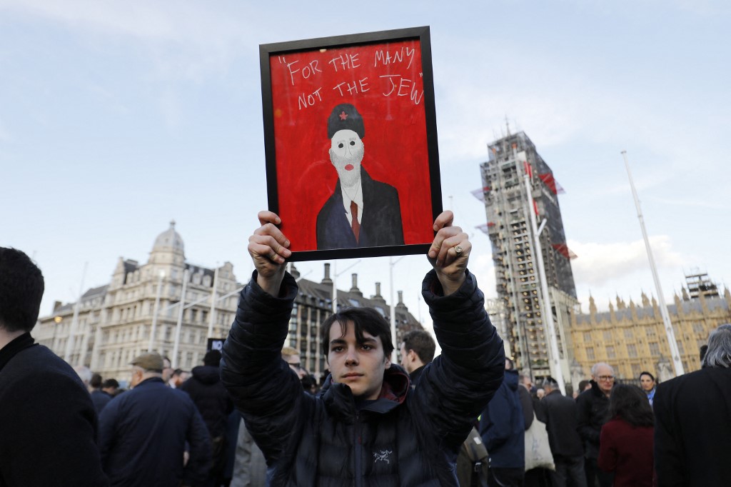 Members of the Jewish community protest against Jeremy Corbyn and antisemitism in the Labour party, outside the British parliament, London, 26 March 2018 (AFP)