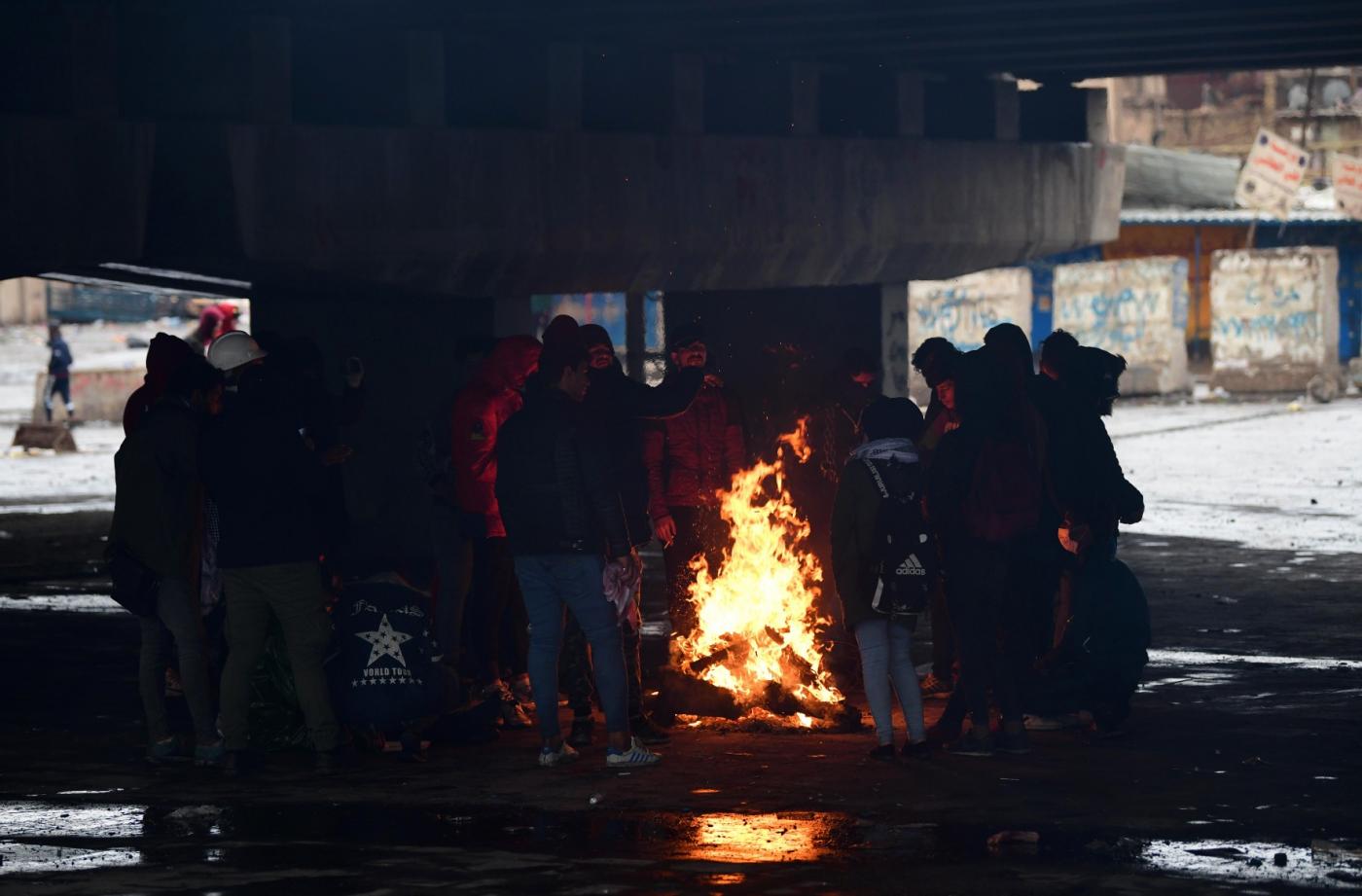 Des manifestants se réfugient sous le pont de l’autoroute Mohammed al-Qassim. Le 4 octobre 2019, beaucoup dormaient ici lorsque des tirs soudains ont éclaté (MEE/Murtaj Fasim)
