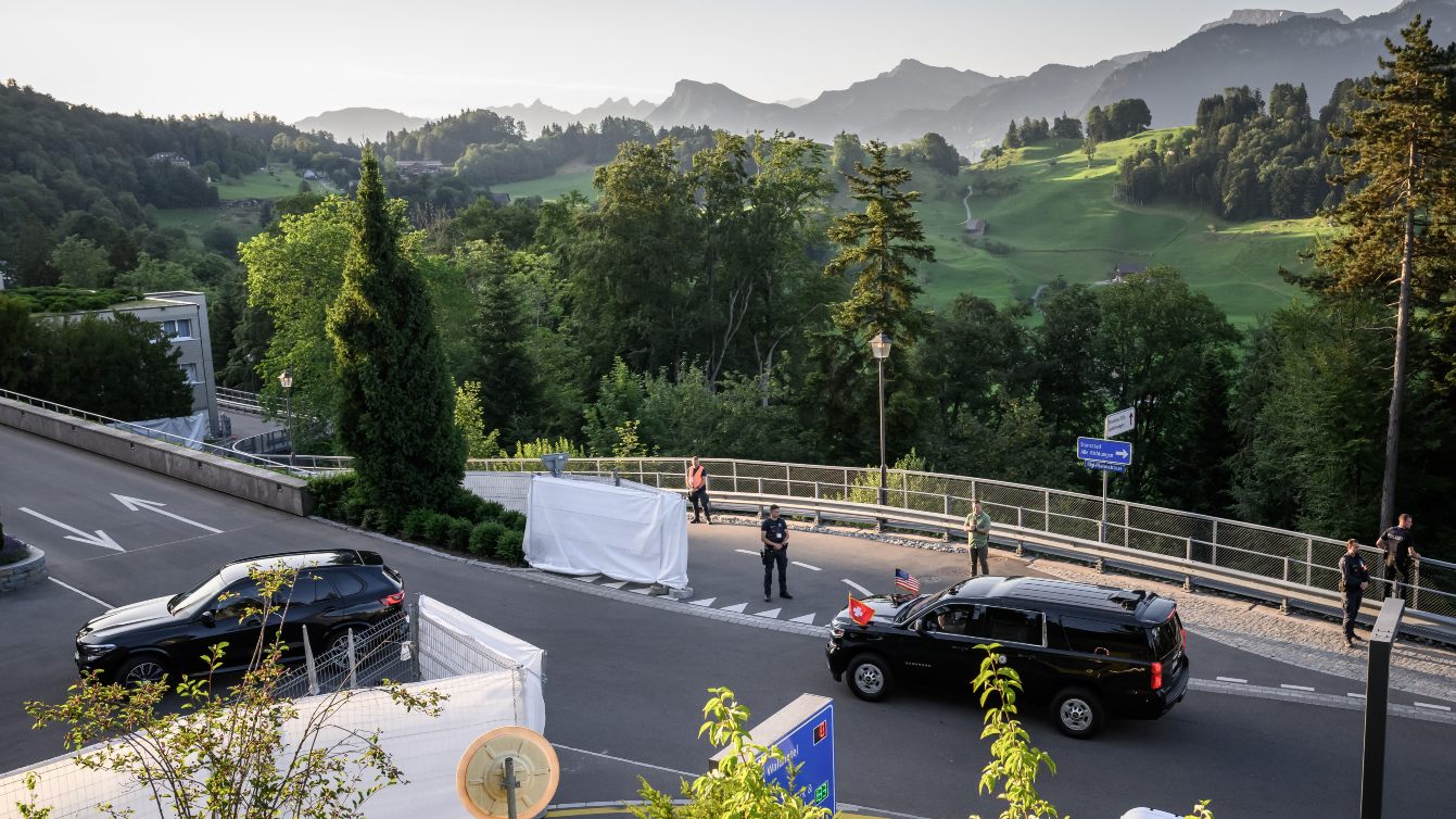 Motorcade carrying US Vice President JD Vance arrives at the Bürgenstock resort overlooking Lake Lucerne ahead of high-level Middle East talks in Switzerland, 21 June 2026 (Fabrice Coffrini/AFP)