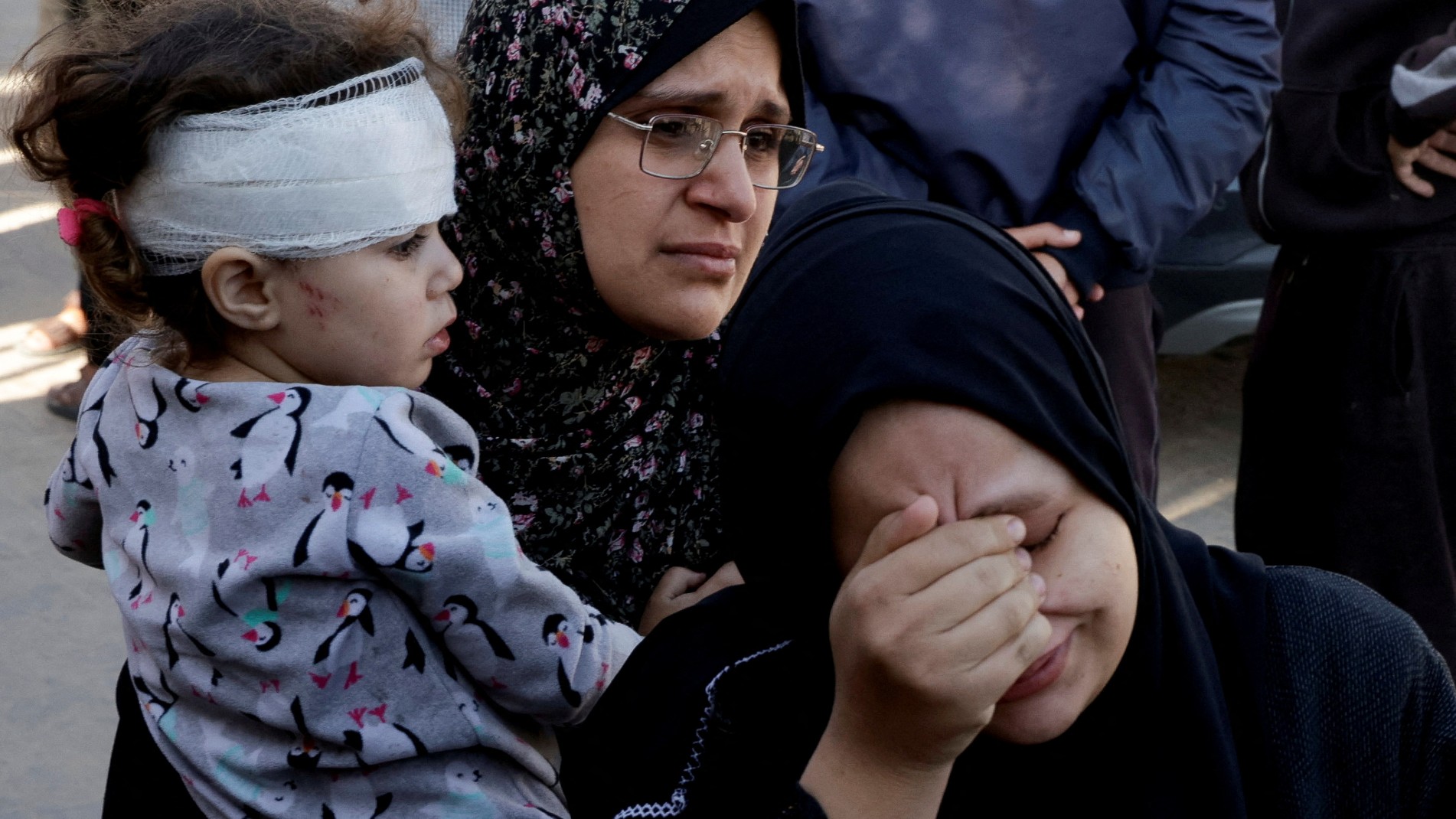 Mourners react near the bodies of Palestinians killed in Israeli strikes, at Nasser hospital, in Khan Younis, in the southern Gaza Strip, April 28, 2025. REUTERS/Hatem Khaled 
