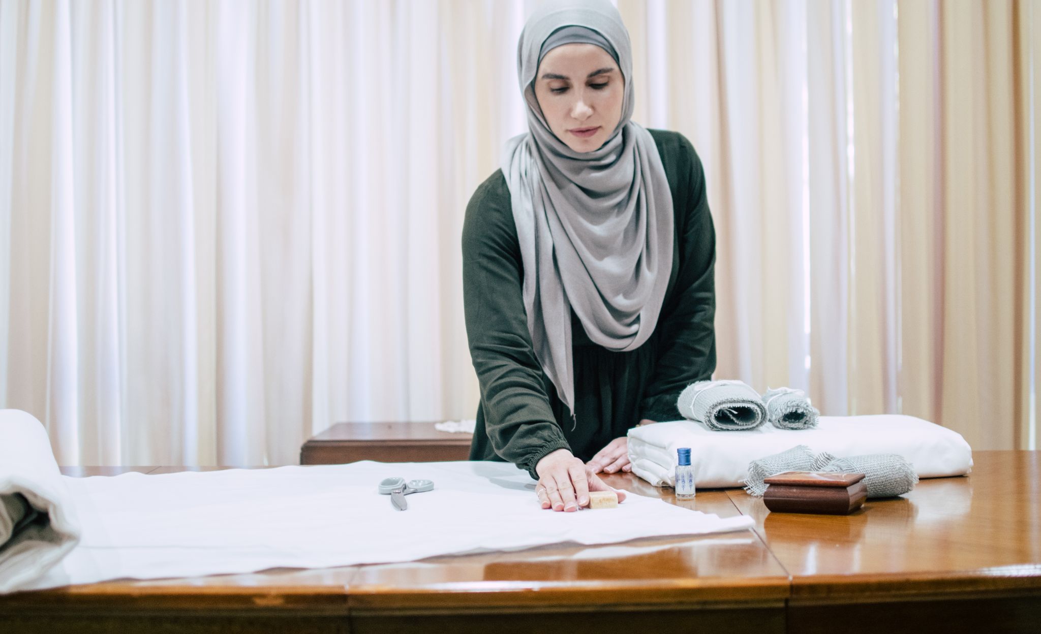 Ardati's role can extend to the funeral itself. Here she cuts and perfumes a burial shroud 