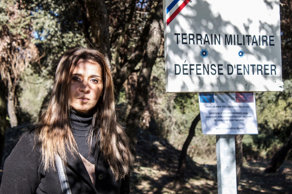 « Ça m’émeut et m’attriste de savoir que ces dépouilles sont ici depuis 59 ans, cachées dans ce passé douloureux... ces enfants sont nos compatriotes et ils ont été oubliés », estime Nadia Ghouafria, fille de harkis (AFPLucie Peytermann)