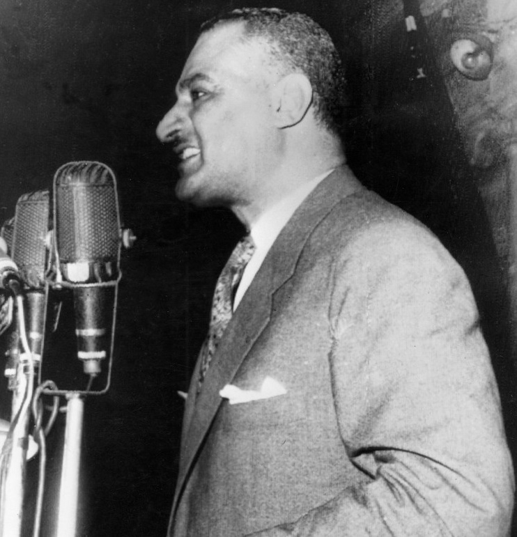 Nasser devant une batterie de microphones pour annoncer à une foule de 50 000 personnes en liesse que l’Égypte a nationalisé la compagnie du canal de Suez, à Alexandrie, le 26 juillet 1956 (AFP)