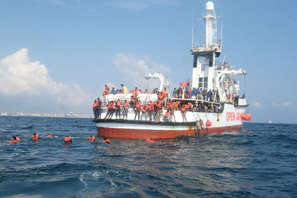 The moment when almost half of the migrants on board jumped to the waters of Palermo (MEE/Karlos Zurutuza)