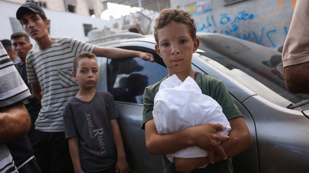 Palestinians mourn outside al-Shifa hospital in Gaza City, where bodies of people killed a day earlier while waiting for aid were brought, on 31 July 2025 (Bashar Taleb/AFP)