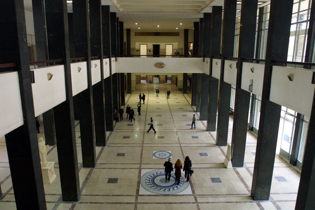 Des personnes traversent le hall principal du palais de justice à Beyrouth en décembre 2002 (AFP)