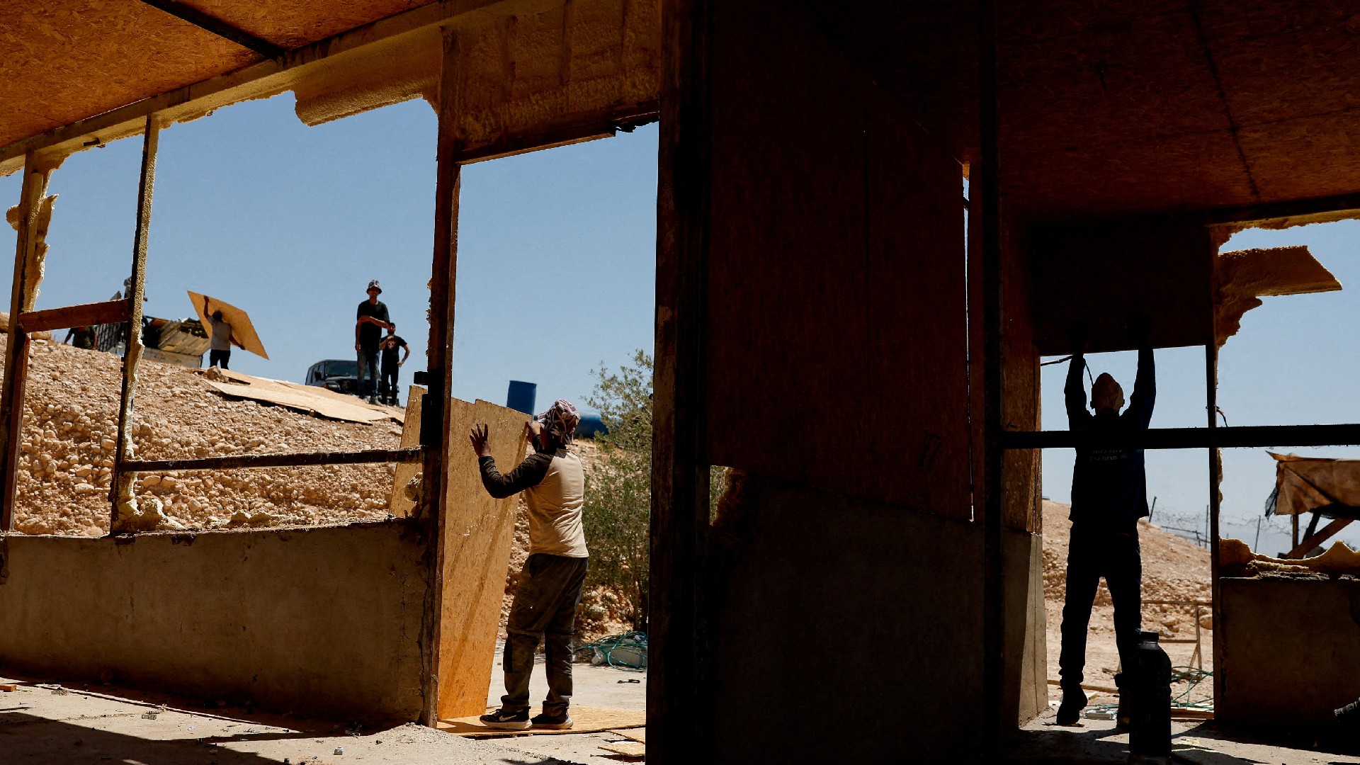 Palestinians flee West Bank