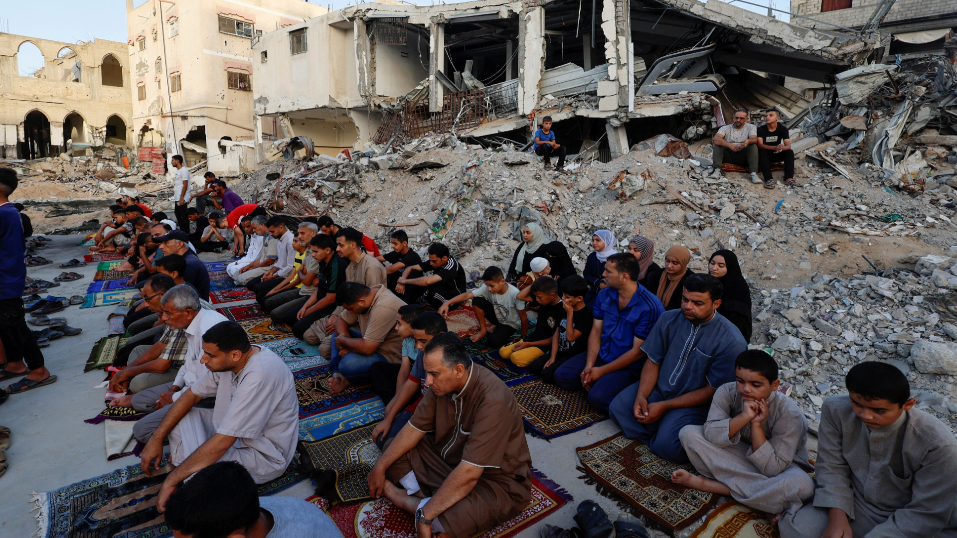 Palestinians hold prayers gaza June 16 