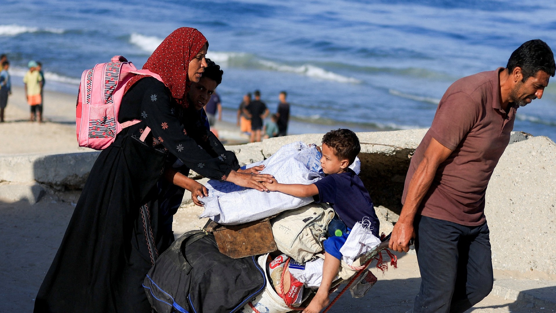 Palestinians return to the north amid a ceasefire between Israel and Hamas in Gaza