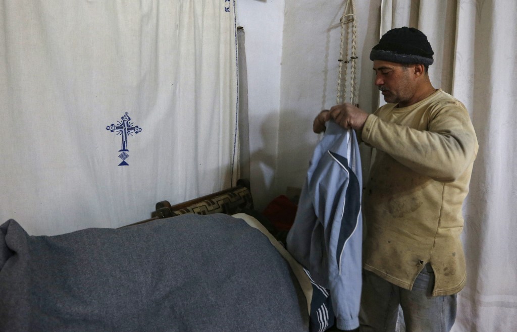 Philippe Azar, 49 ans, vit seul après la fuite de sa famille lorsque le groupe État islamique s’est emparé de leur ville en 2015 (AFPLouai Beshara)