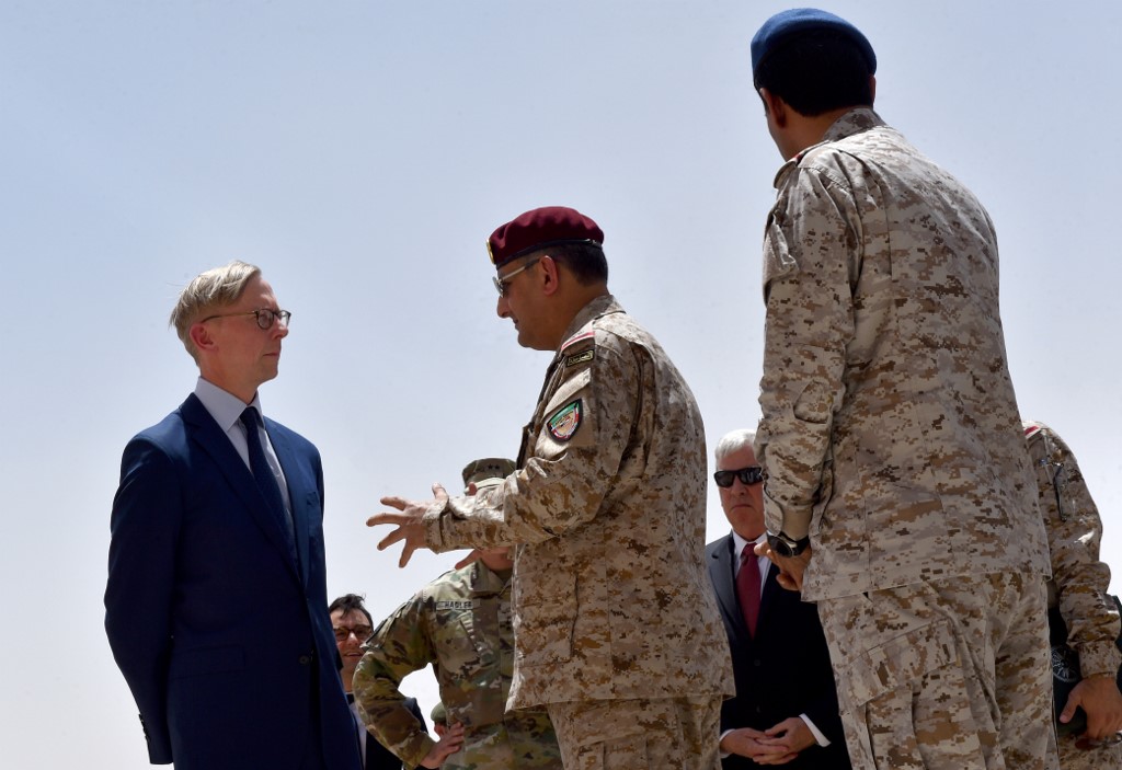 Saudi Prince Fahd bin Turki (C), then commander of the Arab Coalition, talks to US diplomat Brian Hook (L), during a visit to an army base in al-Kharj, Saudi Arabia, 21 June 2019 (AFP)