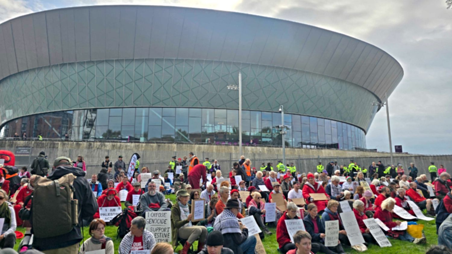 Protesters prepare to be arrested outside the Labour Party conference in Liverpool, 27 September 2026 (Imran Mulla/Middle East Eye)