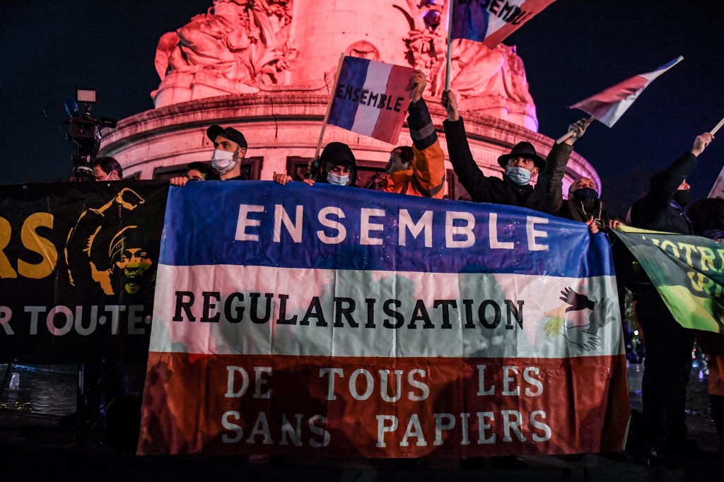 Rassemblement en faveur des migrants le 24 novembre 2020 sur la place de la République à Paris où la police a brutalement démantelé un camp de migrants mis en place pour protester contre des évacuations forcées (AFPAlain Jocard)