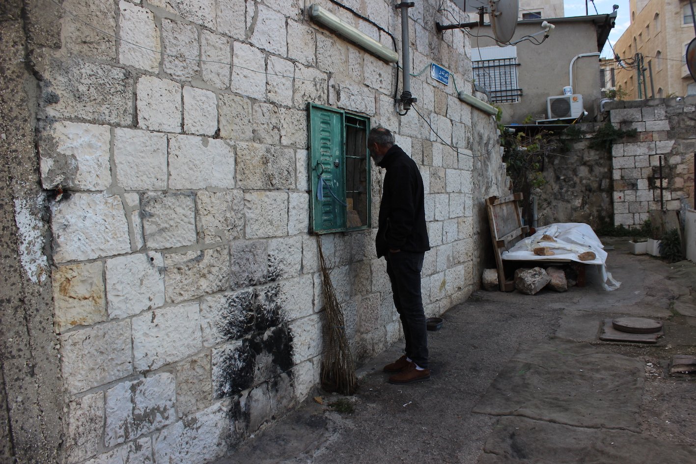 Rateb, le père d’Ali, à sa fenêtre (MEE/Asleel Jundi)