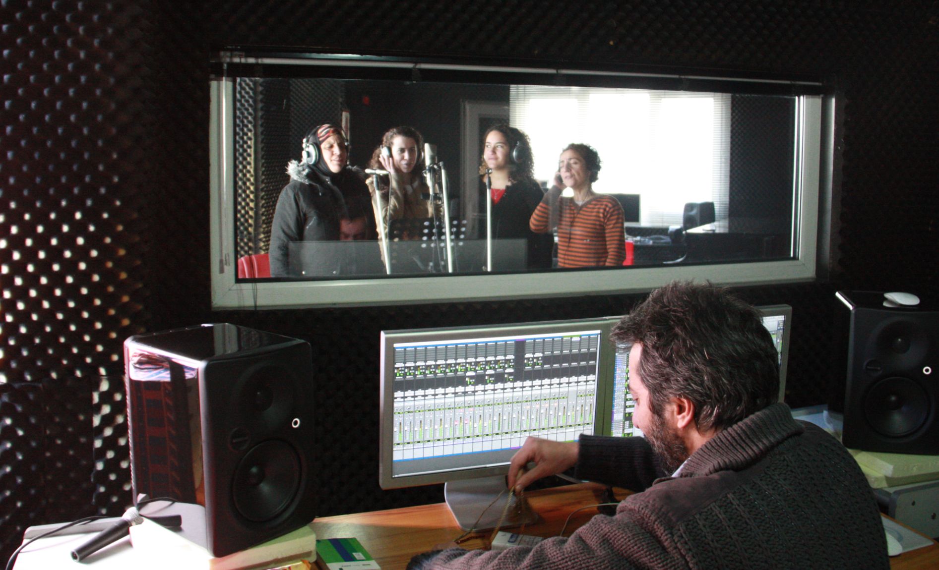 Jordanian musician, composer and arranger Tareq Al-Nasser overseeing the recording of “Tarweede Shamaali” at Al-Nasser Studio in Jordan (El-Funoun Palestinian Popular Dance Troupe)