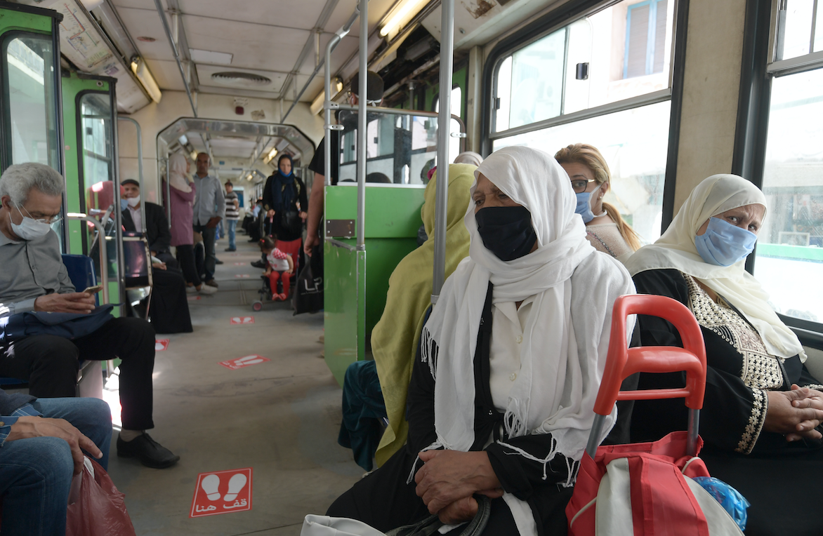 Des passagers dans le métro, à Tunis, le 4 mai 2020 (AFP)