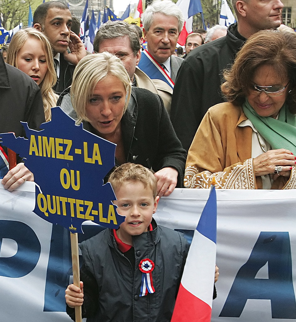« Cet extrémisme de droite fournit également du vocabulaire au gouvernement et influence ses décisions » – Juliette Grange (AFP)