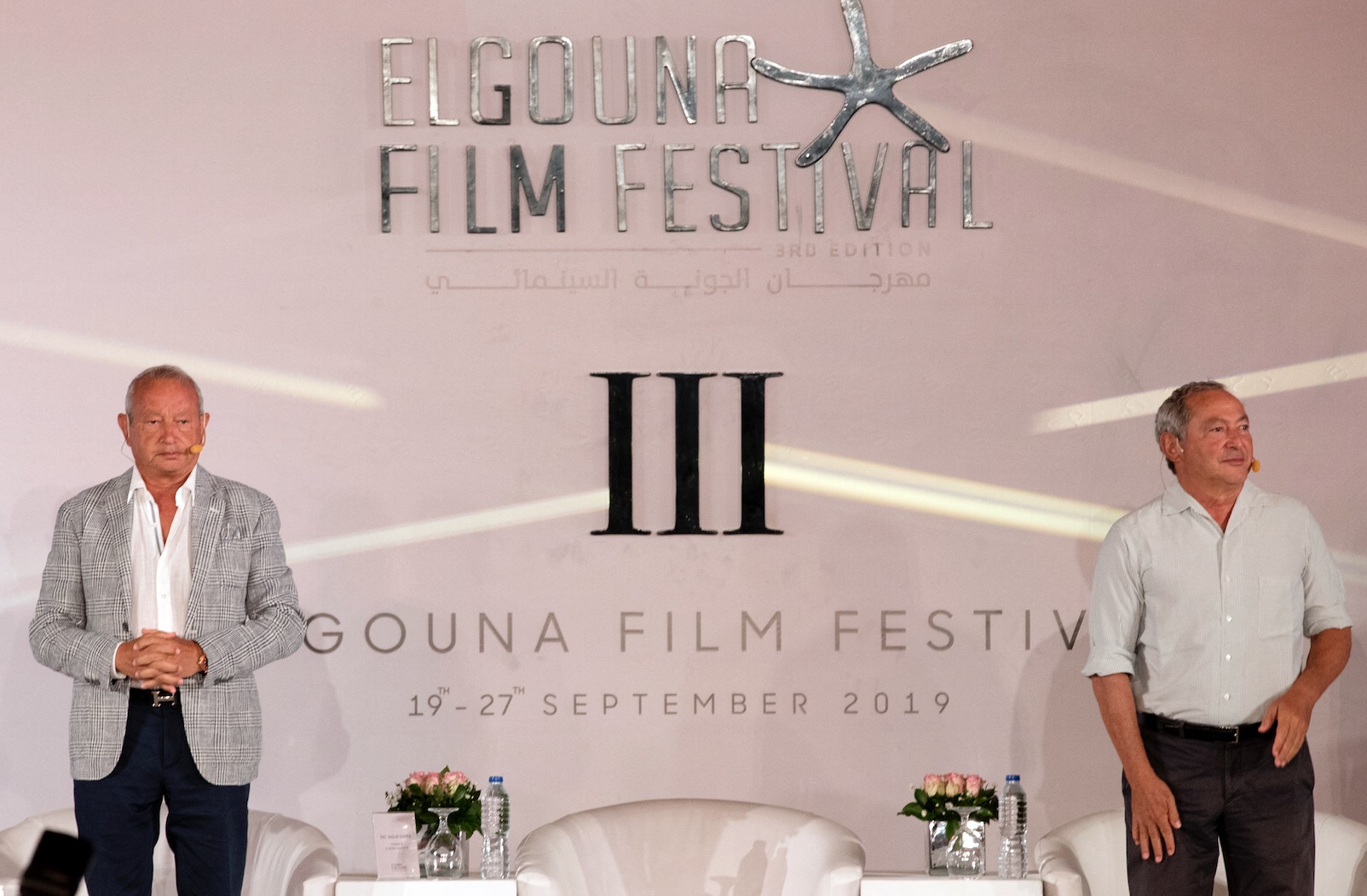 Orascom, holding des magnats égyptiens Samih (à droite) et Naguib Sawiris (à gauche), ici en août 2019 au Caire, a représenté de 2000 à 2010 près de la moitié des investissements étrangers réalisés en Algérie (AFP/Khaled Desouki)