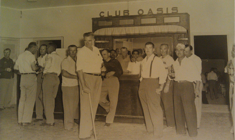 Photo de travailleurs de l’oléoduc transarabe prenant un verre dans les années 1950 (fournie)