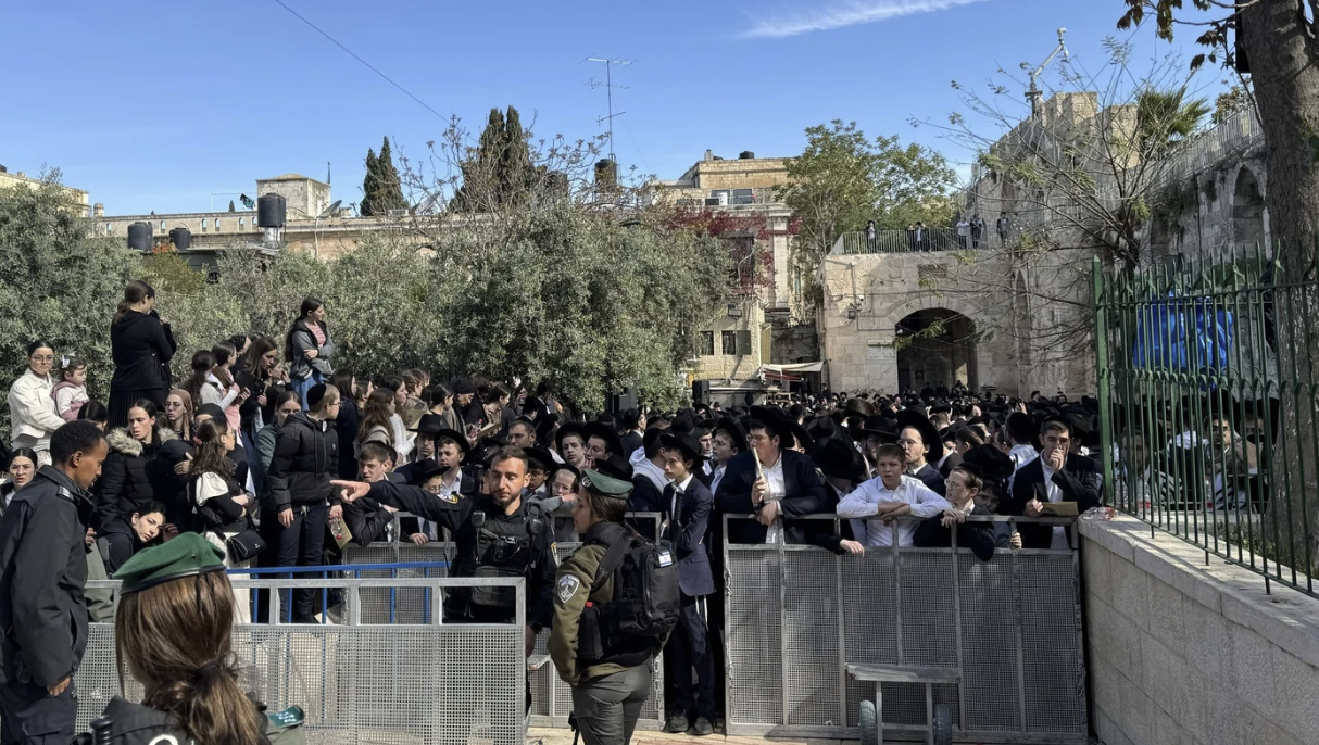 Jewish worshippers gather at the Lions' Gate in Jerusalem as they attempt to enter Al-Aqsa Mosque (Lubna Marsawa/MEE)
