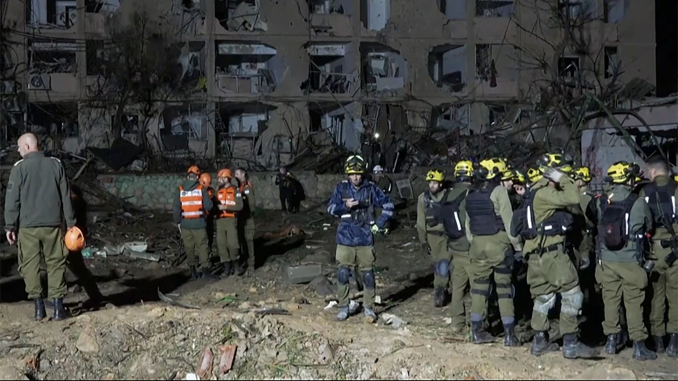 First responders inspecting the site of an Iranian missile strike in Dimona on 21 March 2026. Jorge NOVOMINSKY / AFPTV / AFP