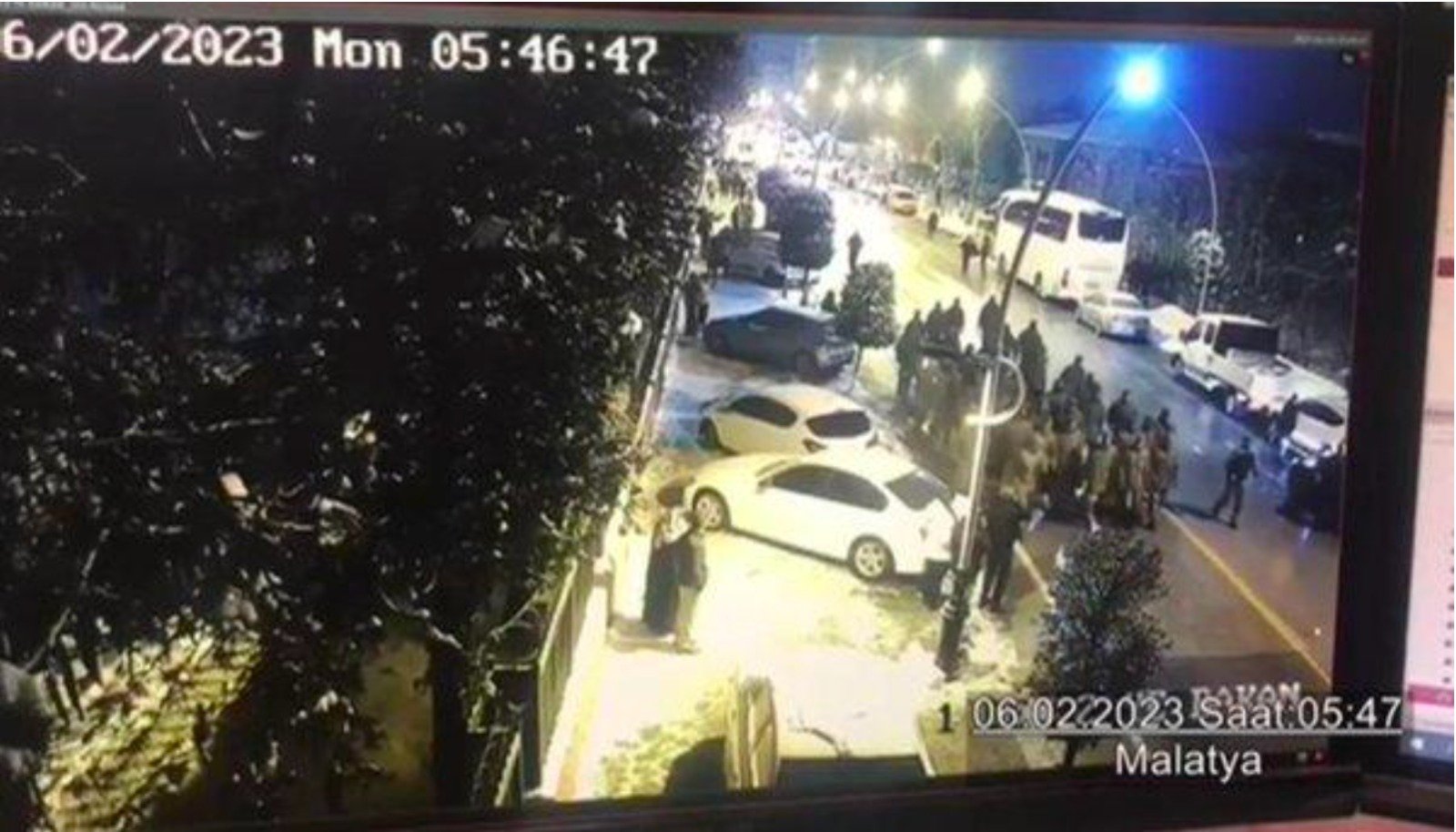 Les images d’une caméra près de la garnison de l’armée à Malatya montrent que les soldats turcs ont quitté leurs baraquements pour se joindre aux opérations de sauvetage au matin du 6 février (MEE)