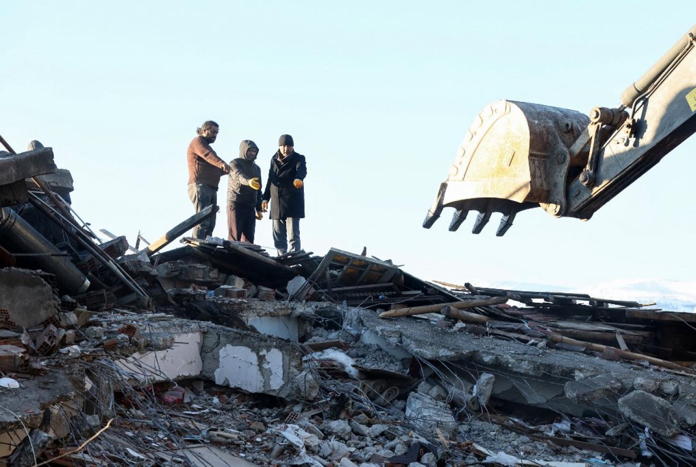 civilians under rubble turkey