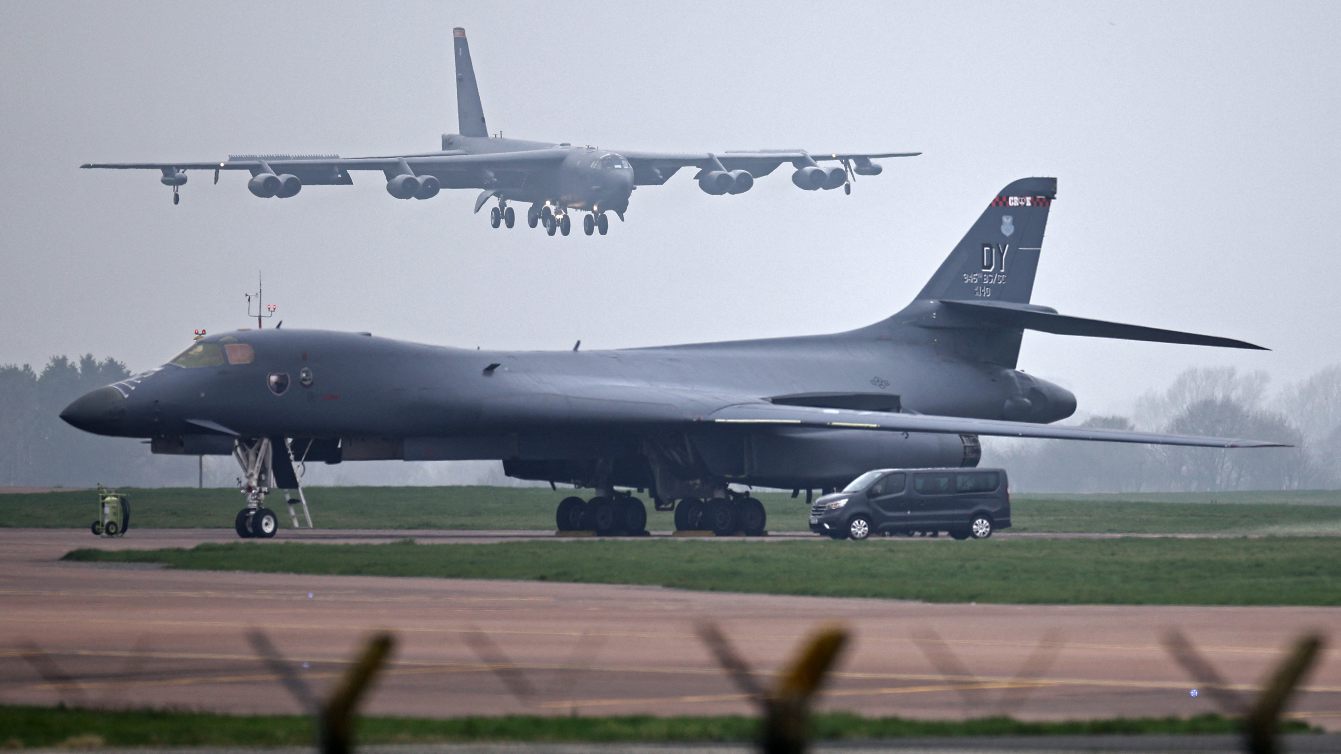 US Air Force B-52 Stratofortress bomber lands at RAF Fairford as a B-1 Lancer bomber sits on the airfield in southwest England, 9 March 2026 (Henry Nicholls/AFP)