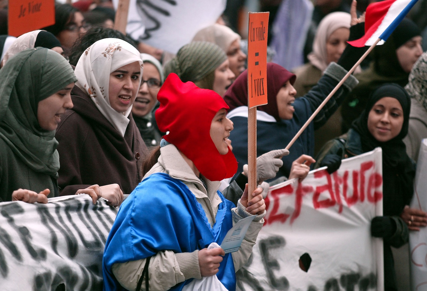 «&nbsp;À la suite des attentats […], le discours islamophobe et la répression antimusulmane ont été normalisés au sein même du gouvernement […].&nbsp;Le contrôle du corps des femmes racisées&nbsp;redouble&nbsp;» Philippe Marlière – (AFP)