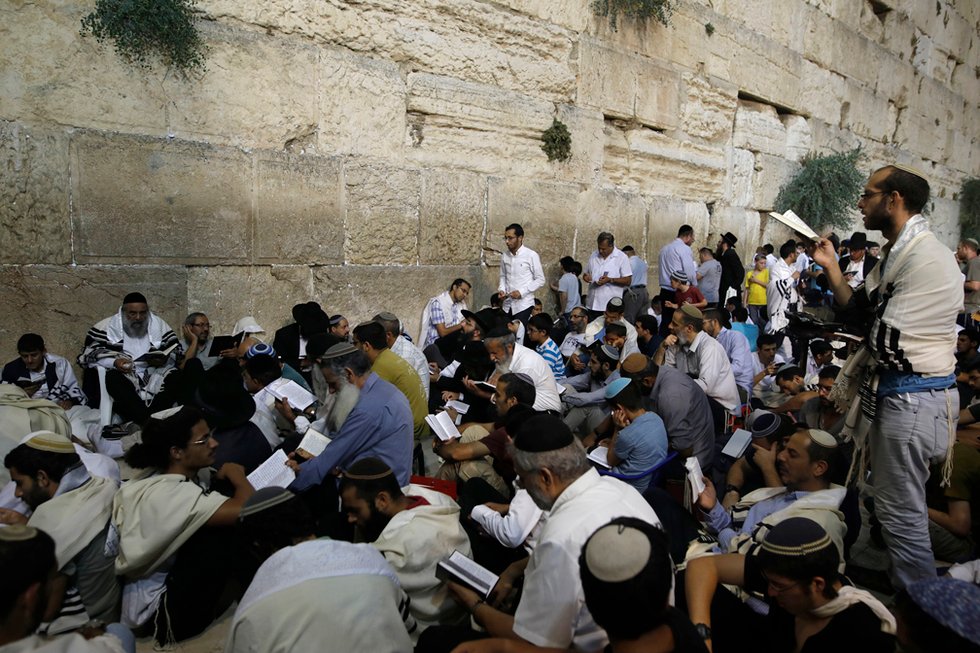 Certains juifs ont coutume de faire trois fois le geste de cracher pour conjurer le mauvais œil (AFP)