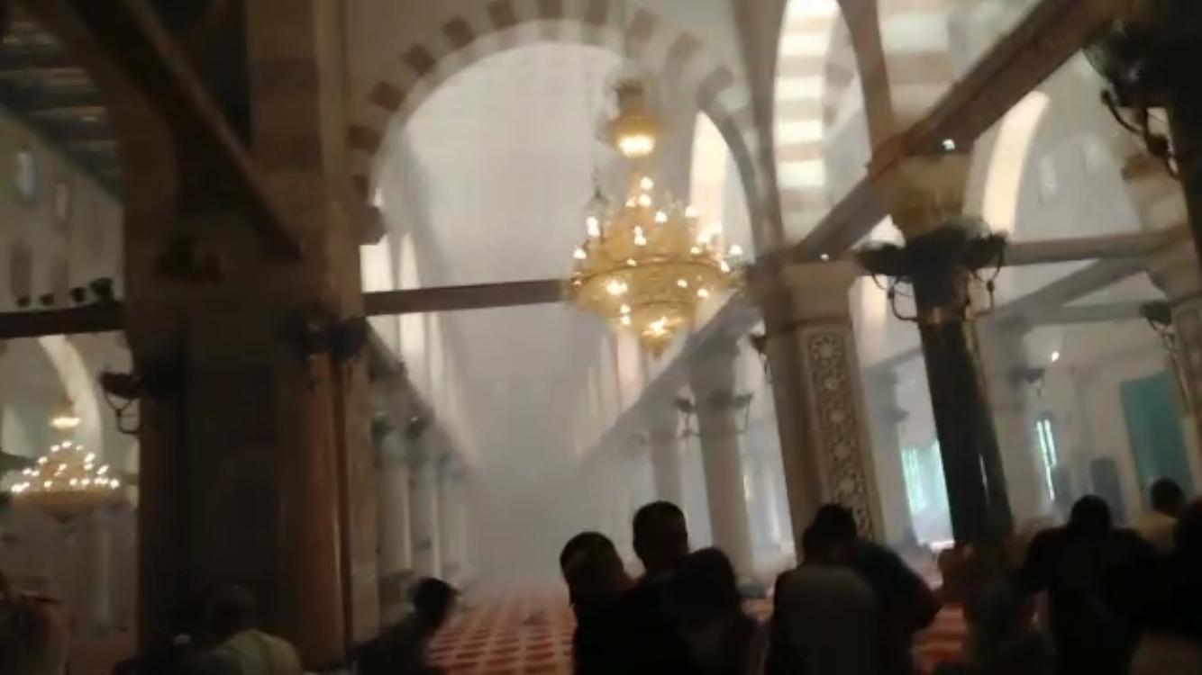 Tear gas fills al-Aqsa's Qibli Mosque (Screenshot)