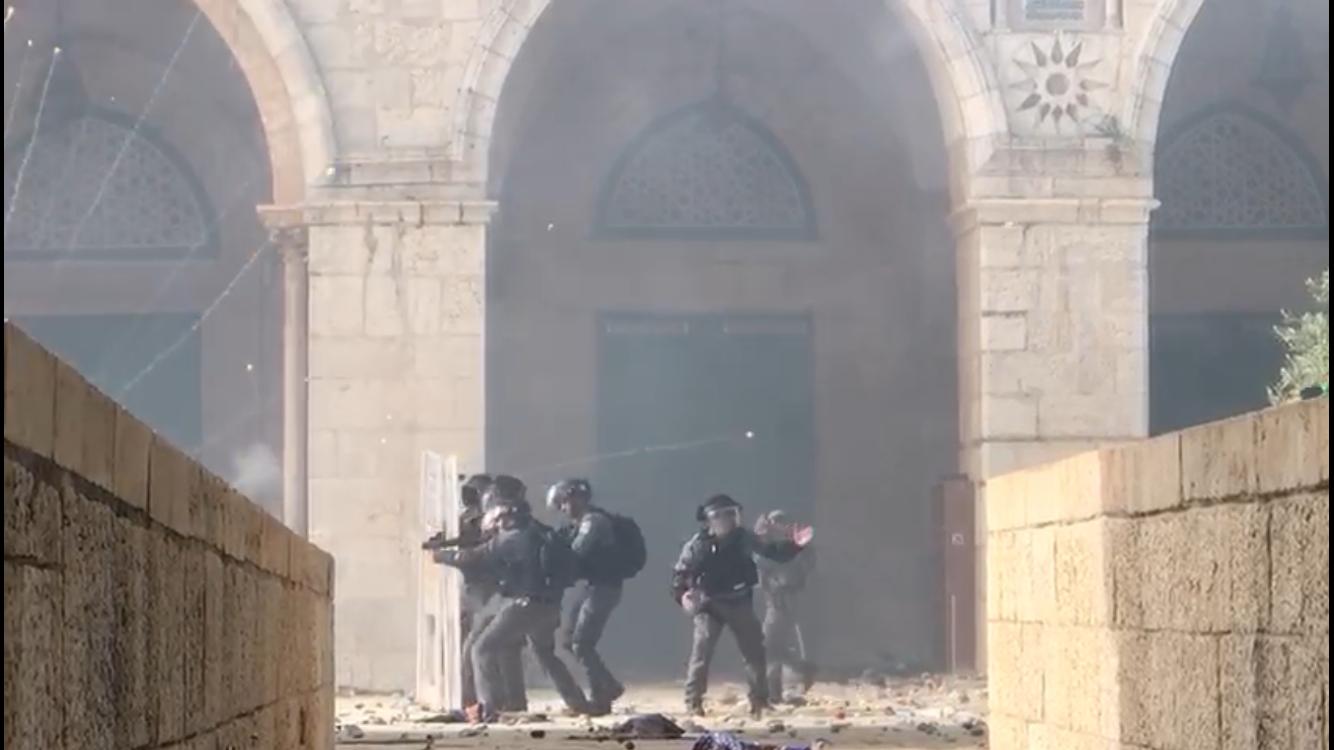 Israeli forces raid al-Aqsa Mosque (MEE)