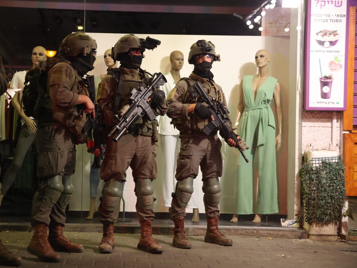 Israeli forces deployed on the Tel Aviv streets following the shooting attack (MEE/Oren Ziv)
