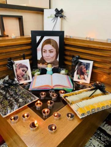 Bougies et photos d’Atefeh Naami après sa mort suspecte à Ahvaz, en Iran (Photo fournie)