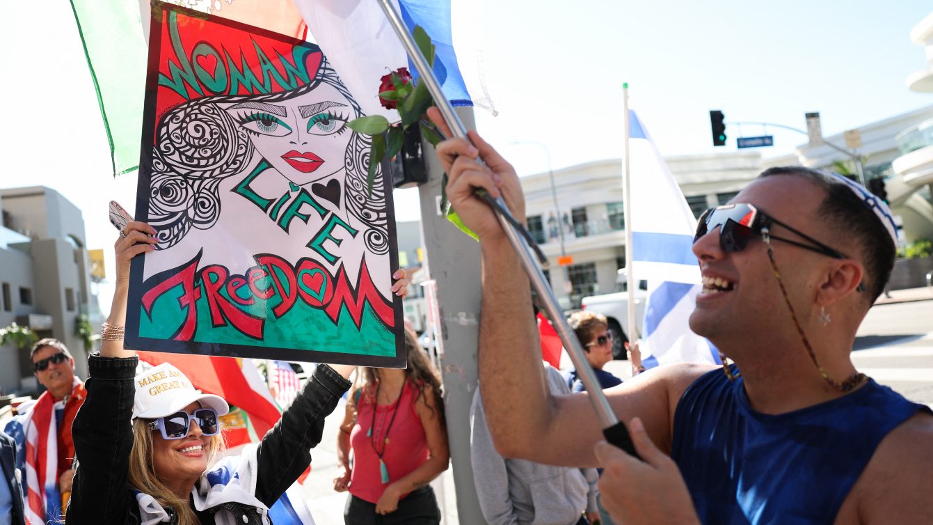 Woman wearing a “Make America Great Again” hat joins a pro-Israel and pro-US gathering outside the Israeli Consulate in Los Angeles, 5 March 2026 (Patrick T. Fallon/AFP)