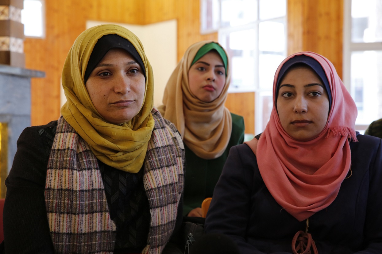 Fatma (à gauche) et Mariam (derrière elle) fustigent la mentalité de « businessman » de Trump (MEE/Matthias Somm)