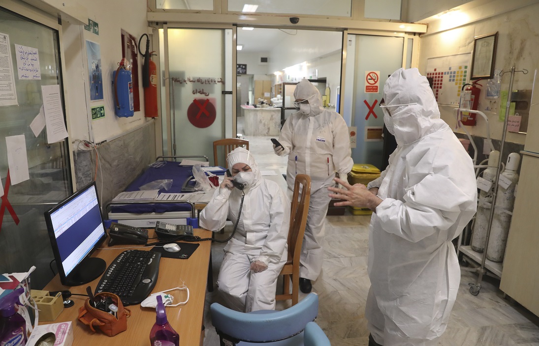 Des infirmières prennent une pause pour appeler leur famille et leurs amis après de longues heures de travail (MEE/Mohammadreza Abbassi)