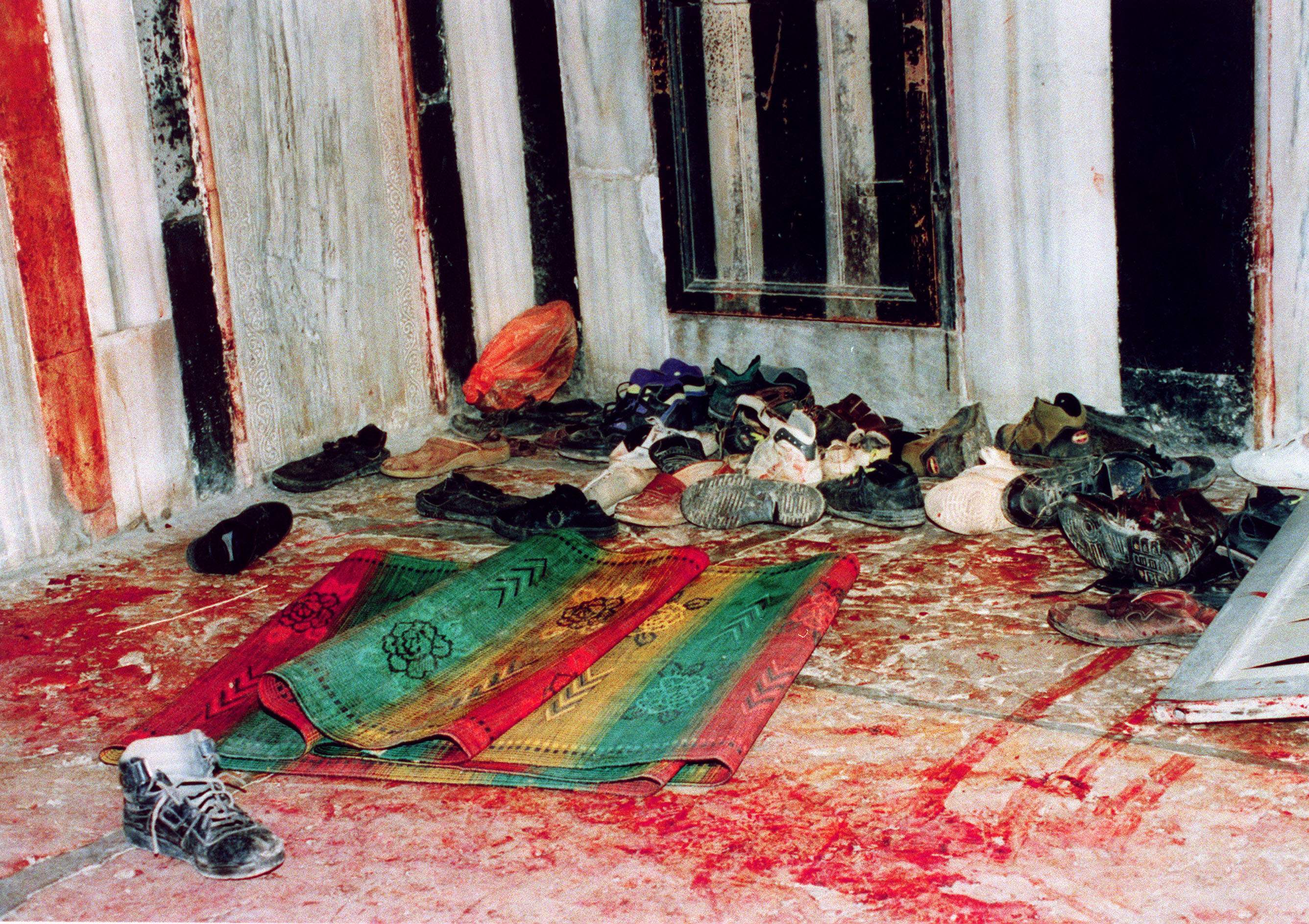 Photo prise à la suite du massacre de la mosquée d’Ibrahim à Hébron, le 25&nbsp;février&nbsp;1994 (AFP)