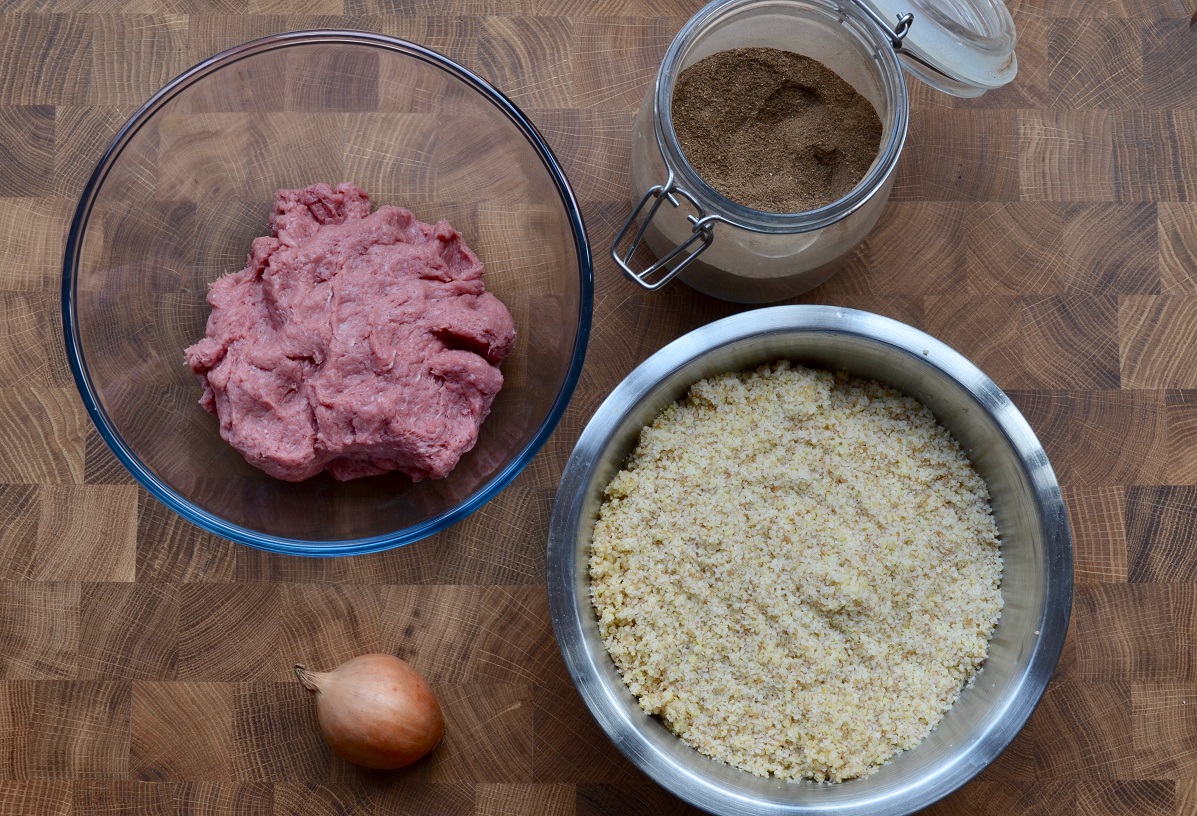 Utilisez un glaçon pour vous assurer que la viande prend la consistance d’une pâte (@mounaskitchen/Instagram)