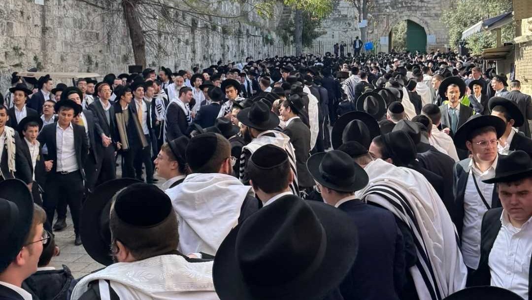 Jewish worshippers congregate inside Al-Aqsa Mosque compound, a holy site for Muslims during the MPs' visit. (Supplied)