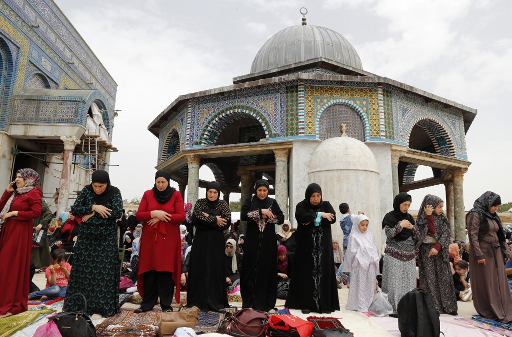 Palestinians pray at al-Aqsa Mosque compound in May 2018 (AFP)